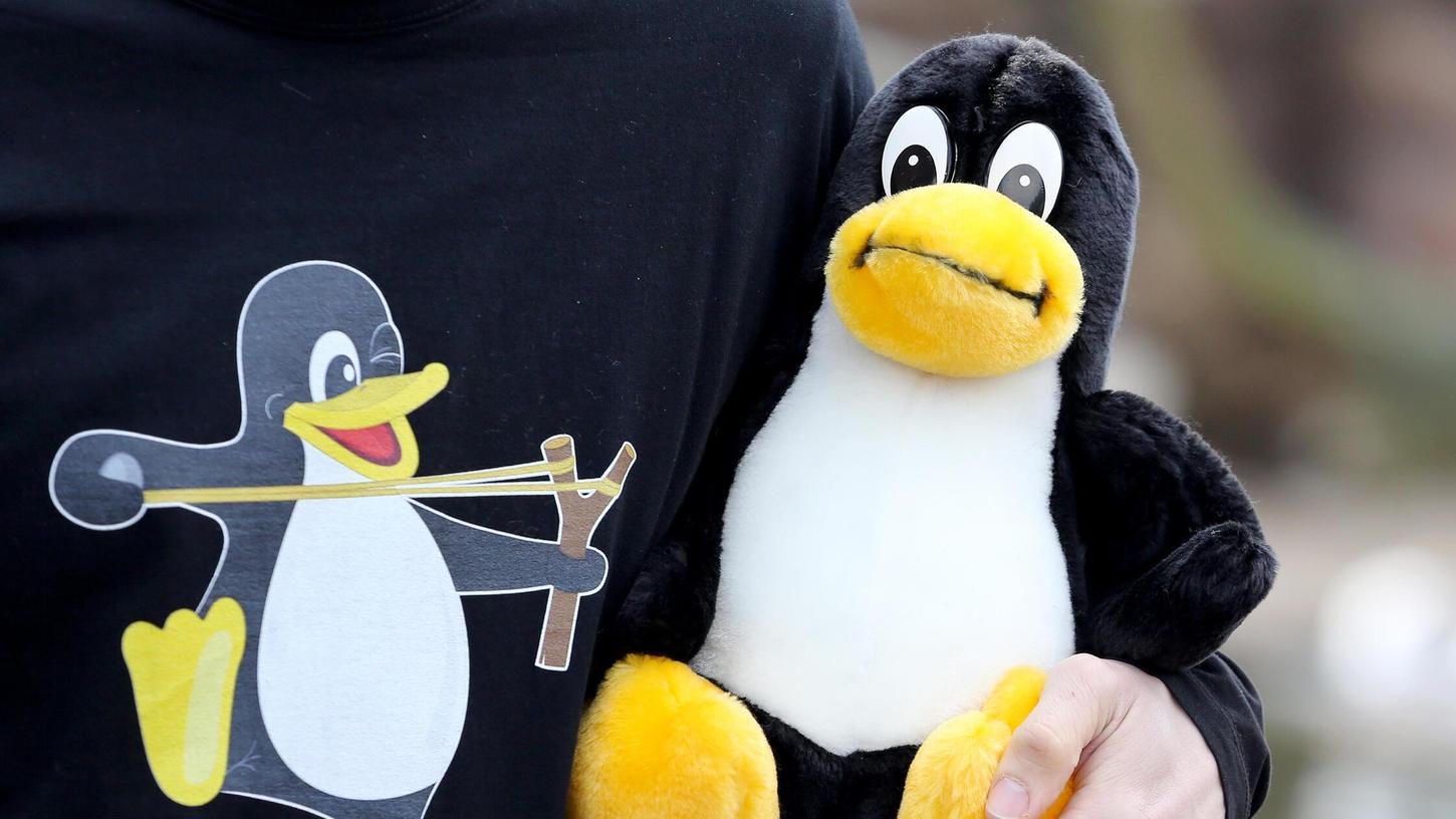 Am Samstag, 17. Mai, dreht sich in Erlangen auf dem Linuxtag alles um das alternative Betriebssystem. Mit von der Partie: Pinguin Tux, das Maskottchen der Linux-Fans. Am Samstag, 17. Mai, dreht sich in Erlangen auf dem Linuxtag alles um das alternative Betriebssystem. Mit von der Partie: Pinguin Tux, das Maskottchen der Linux-Fans.