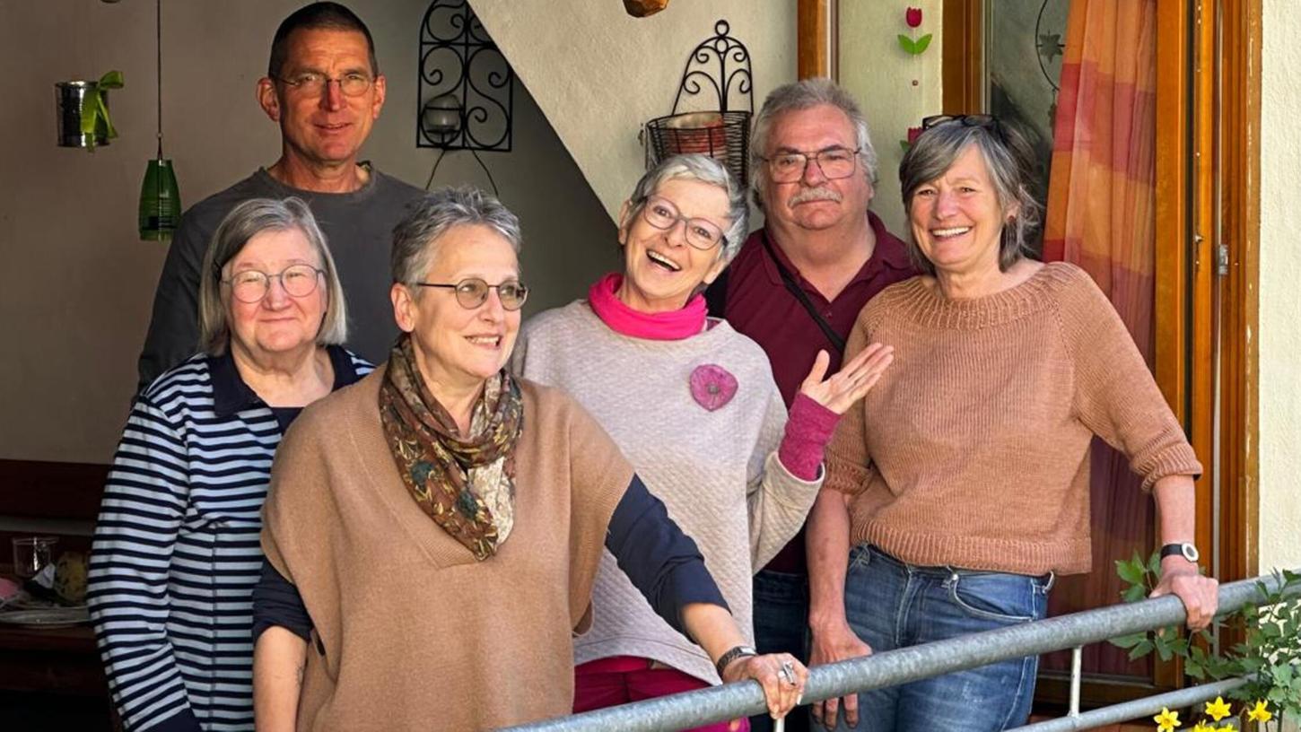 Das Organisationsteam mit Franziska Geiger, Margarete Panke, Wolfgang Geiger, Angelika Pflaum, Jürgen Wild und Doris Kiener plant den Rosentag. Nicht im Bild sind Dorothea Müller Philipps Sohn und Nadine von Haßel-Geiger. Das Organisationsteam mit Franziska Geiger, Margarete Panke, Wolfgang Geiger, Angelika Pflaum, Jürgen Wild und Doris Kiener plant den Rosentag. Nicht im Bild sind Dorothea Müller Philipps Sohn und Nadine von Haßel-Geiger.