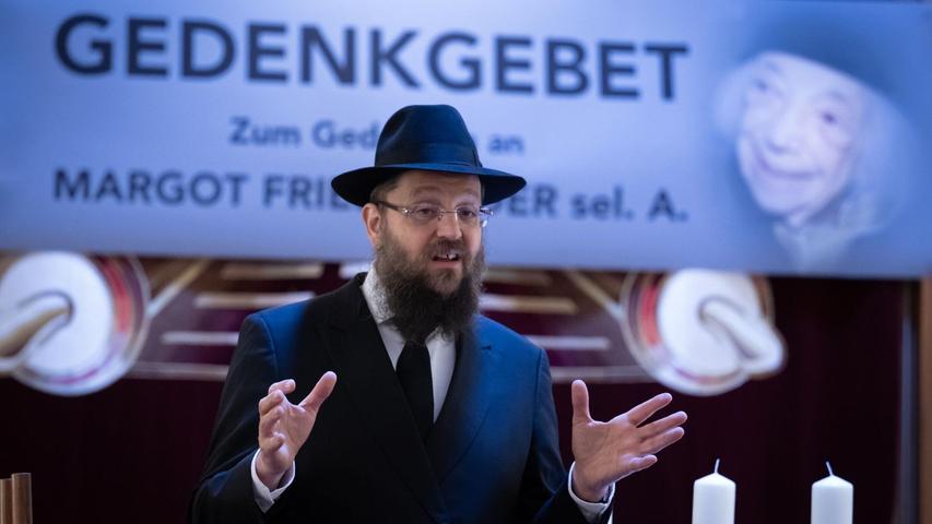 Rabbiner Yehuda Teichtal spricht in der Zentralen Synagoge der Jüdischen Gemeinde Chabad Berlin ein Gedenkgebet für Margot Friedländer. Rabbiner Yehuda Teichtal spricht in der Zentralen Synagoge der Jüdischen Gemeinde Chabad Berlin ein Gedenkgebet für Margot Friedländer.