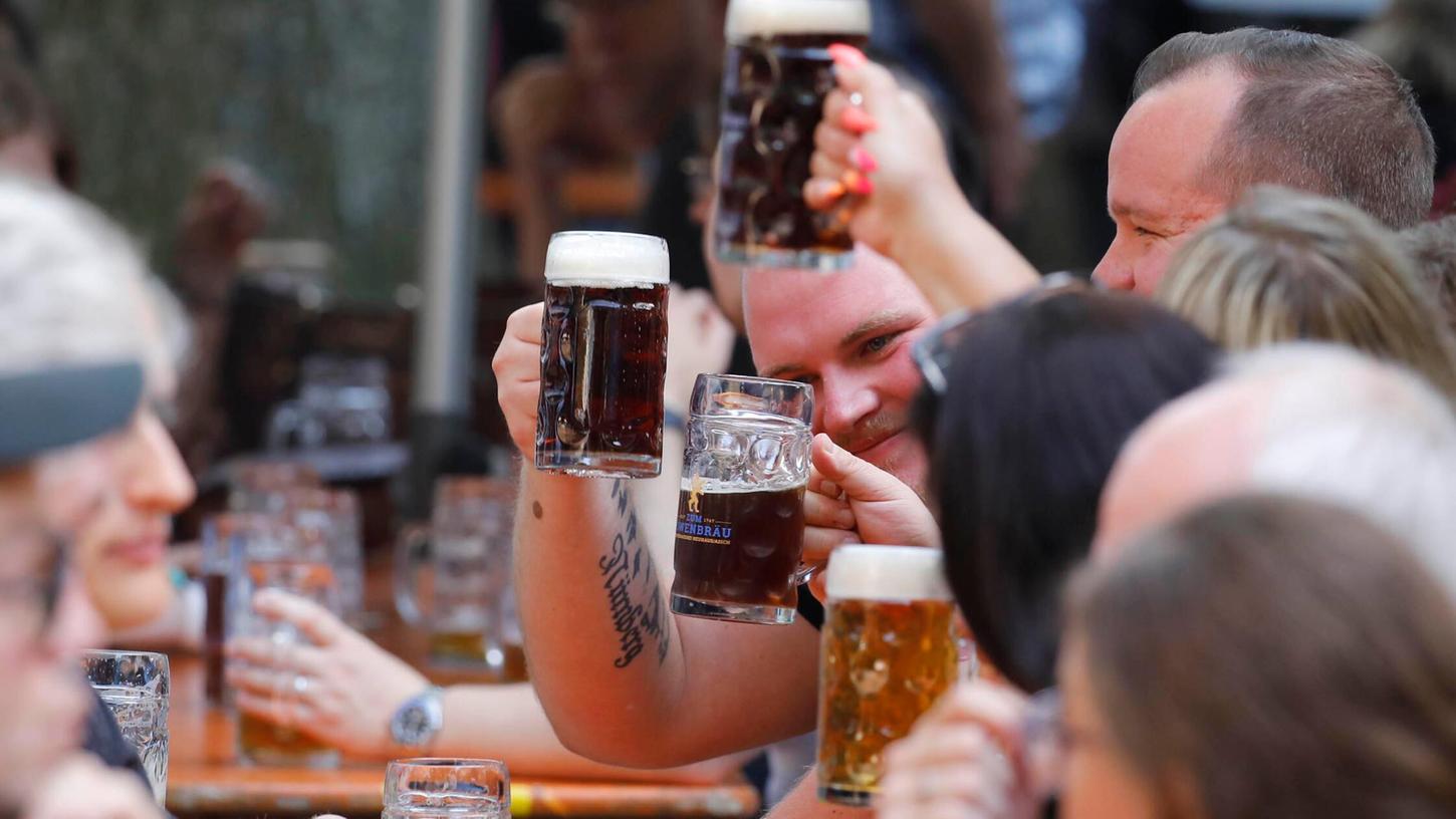 Zum Wohl: Wer sich gern mal durch höchst unterschiedliche Biersorten in entspannter Atmosphäre durchprobieren möchte, sollte sich die Termine rund um das Fränkische Bierfest vormerken. Zum Wohl: Wer sich gern mal durch höchst unterschiedliche Biersorten in entspannter Atmosphäre durchprobieren möchte, sollte sich die Termine rund um das Fränkische Bierfest vormerken.