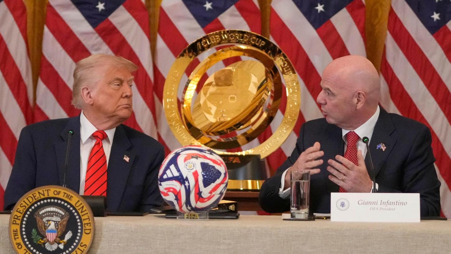 Gianni Infantino (r) verspricht eine großartige WM 2026. Gianni Infantino (r) verspricht eine großartige WM 2026.