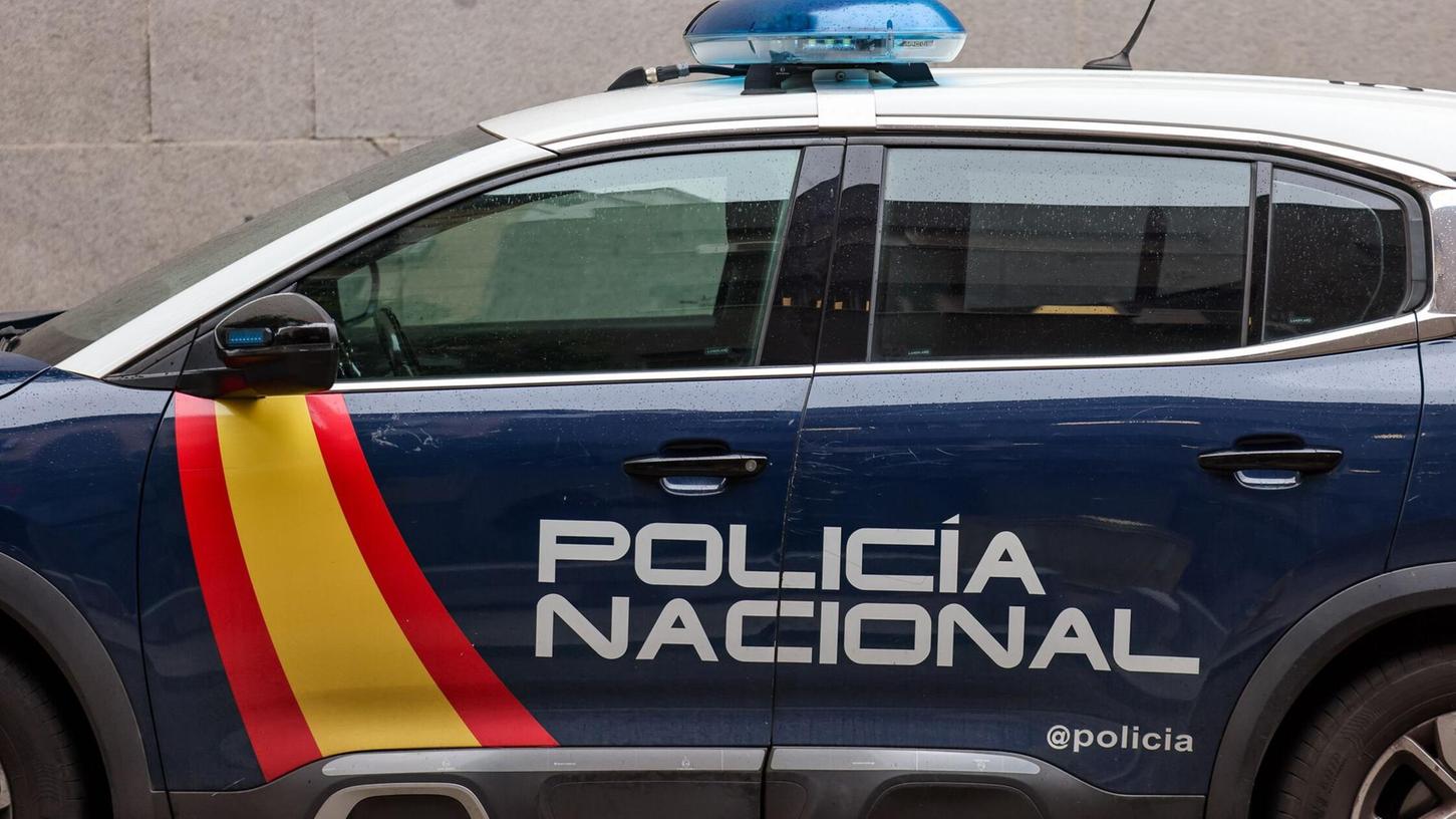 Ein Auto ist in Barcelona eine wartende Menge von Fußballfans gefahren. Dabei wurden nach Angaben der Polizei 13 Menschen verletzt. Die Polizei geht von einem Unfall aus. (Archivbild) Ein Auto ist in Barcelona eine wartende Menge von Fußballfans gefahren. Dabei wurden nach Angaben der Polizei 13 Menschen verletzt. Die Polizei geht von einem Unfall aus. (Archivbild)