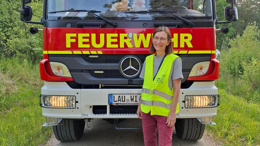 Petra Lang vom Bund Naturschutz ist heilfroh, dass die Feuerwehren Altdorf und Winkelhaid den Amphibien, Insekten und Waldtieren zu Hilfe eilen und den Waldteich mit Wasser füllen. Petra Lang vom Bund Naturschutz ist heilfroh, dass die Feuerwehren Altdorf und Winkelhaid den Amphibien, Insekten und Waldtieren zu Hilfe eilen und den Waldteich mit Wasser füllen.