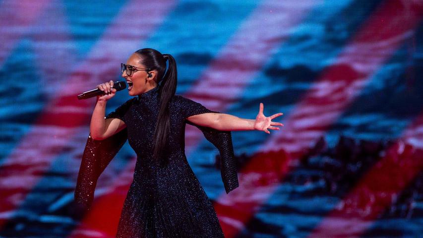 Erinnert an Nana Mouskouri: Klavdia aus Griechenland. Erinnert an Nana Mouskouri: Klavdia aus Griechenland.