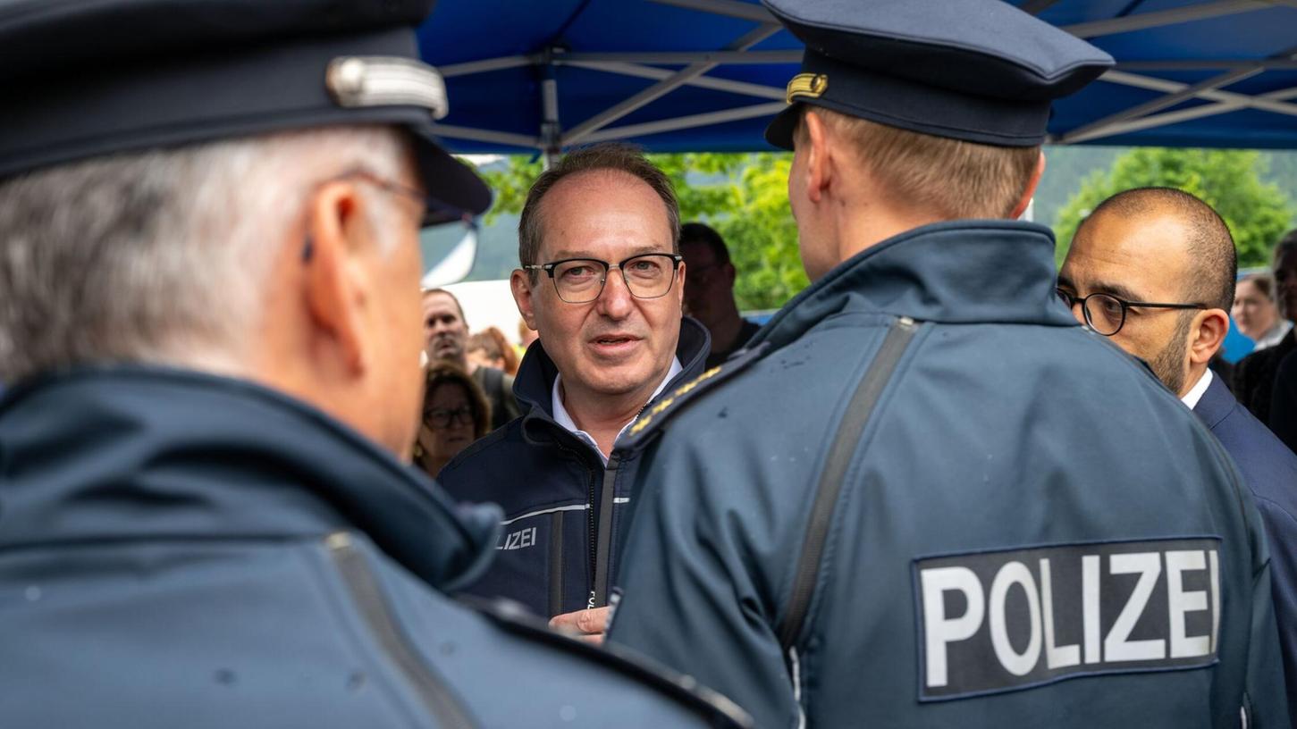 Wenige Stunden nach seinem Amtsantritt ordnete Bundesinnenminister Alexander Dobrindt (CSU) an, auch Asylsuchende an den Grenzen zurückzuweisen. Wenige Stunden nach seinem Amtsantritt ordnete Bundesinnenminister Alexander Dobrindt (CSU) an, auch Asylsuchende an den Grenzen zurückzuweisen.