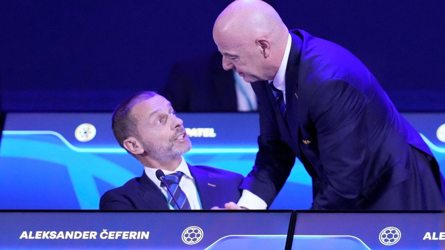 UEFA-Chef Ceferin (l.) und FIFA-Boss Infantino haben Gesprächsbedarf. UEFA-Chef Ceferin (l.) und FIFA-Boss Infantino haben Gesprächsbedarf.