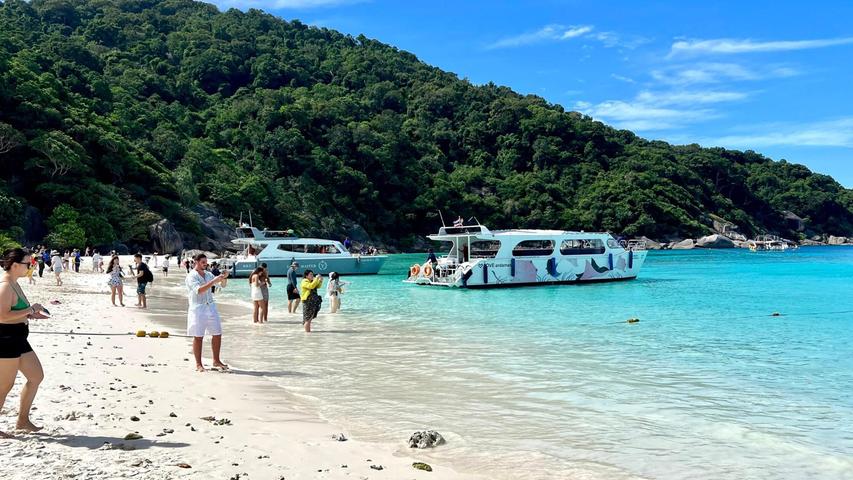 In der Trockenzeit tummeln sich jeden Tag Touristen an den schneeweißen Stränden der Similan Islands. (Archivbild) In der Trockenzeit tummeln sich jeden Tag Touristen an den schneeweißen Stränden der Similan Islands. (Archivbild)
