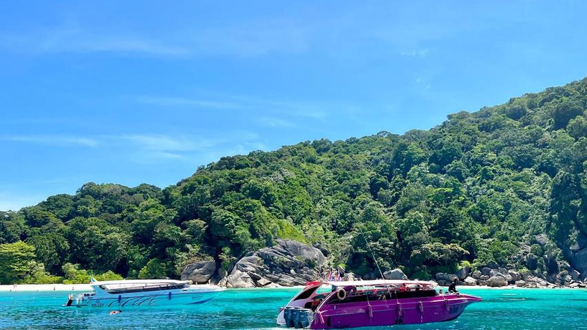 Zahlreiche Touristenboote steuern täglich die Similan Islands in der Andamanensee an. (Archivbild) Zahlreiche Touristenboote steuern täglich die Similan Islands in der Andamanensee an. (Archivbild)