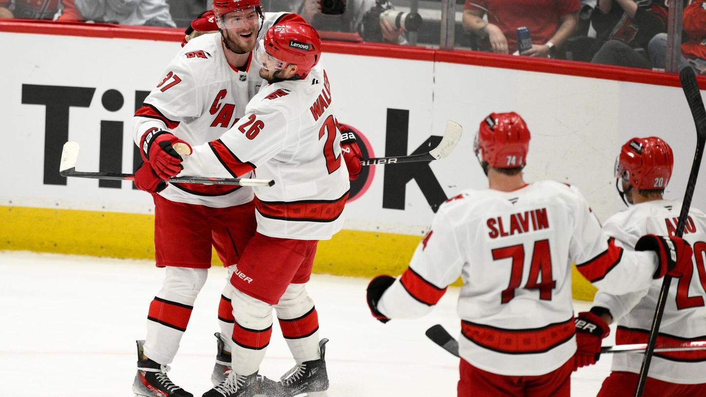 Die Carolina Hurricanes bejubeln den Einzug ins Finale der Eastern Conference. Die Carolina Hurricanes bejubeln den Einzug ins Finale der Eastern Conference.
