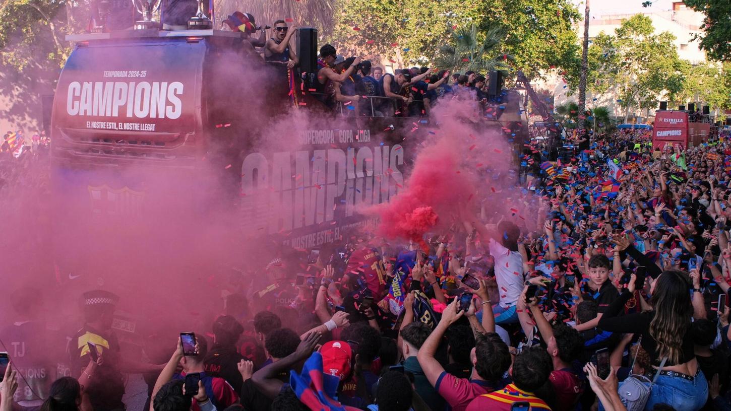 Barcelonas Spieler werden bei der Parade von ihren Fans bejubelt. Barcelonas Spieler werden bei der Parade von ihren Fans bejubelt.