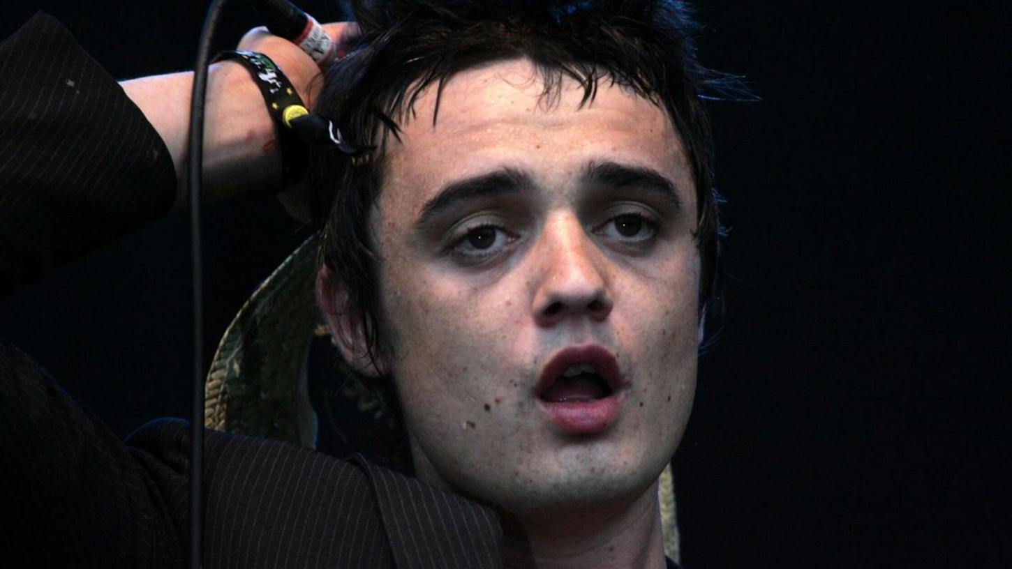 In den Nullerjahren war er als Frontmann von The Libertines einer der größten Rockstars des Vereinigten Königreiches: Peter Doherty. In den Nullerjahren war er als Frontmann von The Libertines einer der größten Rockstars des Vereinigten Königreiches: Peter Doherty.