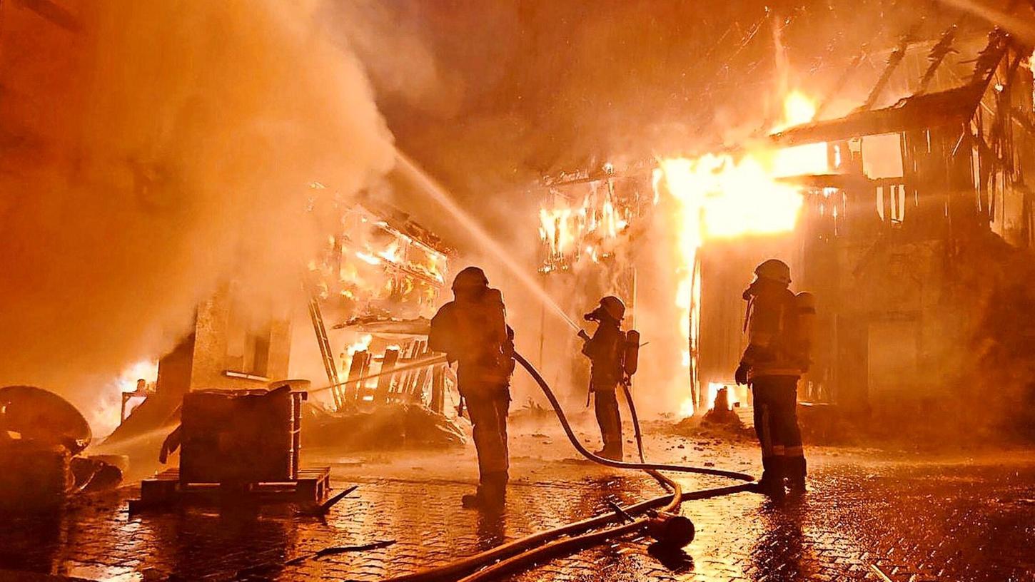 Unser Bild zeigt Atemschutzgeräteträger bei der Brandbekämpfung in Bronn. Unser Bild zeigt Atemschutzgeräteträger bei der Brandbekämpfung in Bronn.