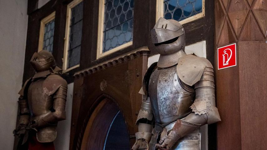Ritterrüstungen im Schloss Mainberg. Das 1540 erbaute Schloss steht zum Verkauf und soll 3,25 Millionen Euro kosten. Ritterrüstungen im Schloss Mainberg. Das 1540 erbaute Schloss steht zum Verkauf und soll 3,25 Millionen Euro kosten.