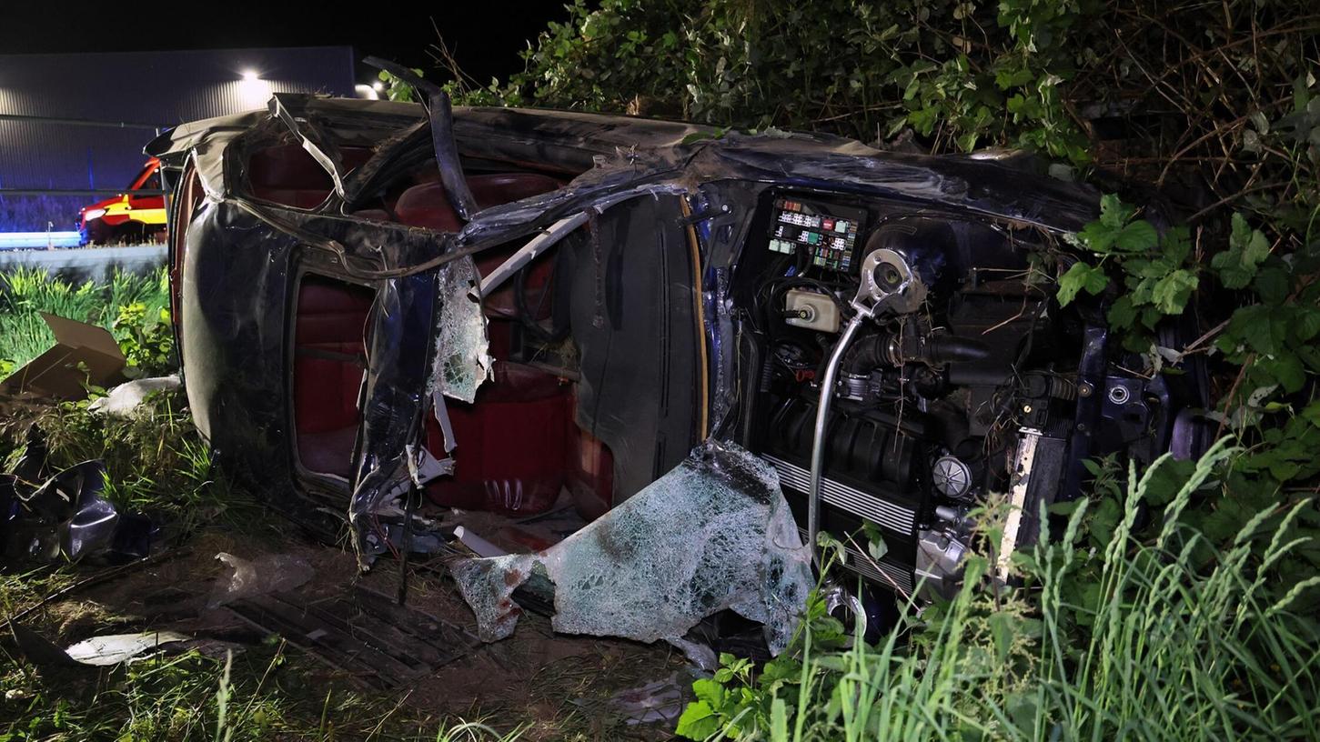 Ein 23 Jahre alter Autofahrer kam mit seinem Wagen von der Straße ab und durchbrach ein Geländer. Ein 23 Jahre alter Autofahrer kam mit seinem Wagen von der Straße ab und durchbrach ein Geländer.