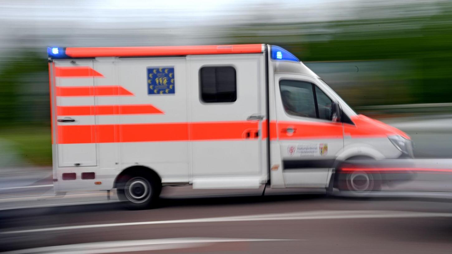 Die Rettungskräfte leiteten sofort Erste-Hilfe-Maßnahmen ein - vergeblich. (Symbolbild) Die Rettungskräfte leiteten sofort Erste-Hilfe-Maßnahmen ein - vergeblich. (Symbolbild)