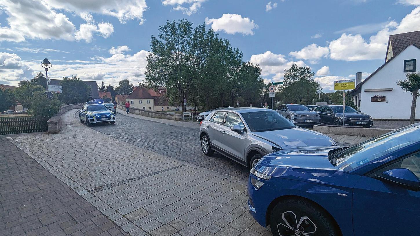 Kurz vor der Nepomuk-Brücke in Pleinfeld sind am Freitagvormittag zwei Autos kollidiert. Die beiden Senioren, die in den Fahrzeugen saßen, wurden dabei leichter verletzt. Vermutlich hatte der Fahrer des blauen Skoda einen Schwächeanfall erlitten und musste vom Rettungdienst reanimiert werden. Kurz vor der Nepomuk-Brücke in Pleinfeld sind am Freitagvormittag zwei Autos kollidiert. Die beiden Senioren, die in den Fahrzeugen saßen, wurden dabei leichter verletzt. Vermutlich hatte der Fahrer des blauen Skoda einen Schwächeanfall erlitten und musste vom Rettungdienst reanimiert werden.