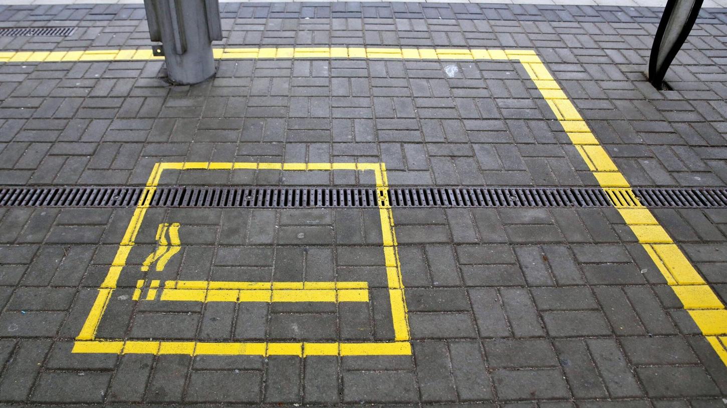 Ein Mann hat einer 18-Jährigen am Regensburger Hauptbahnhof eine brennende Zigarette an den Hals gedrückt. (Symbolbild) Ein Mann hat einer 18-Jährigen am Regensburger Hauptbahnhof eine brennende Zigarette an den Hals gedrückt. (Symbolbild)