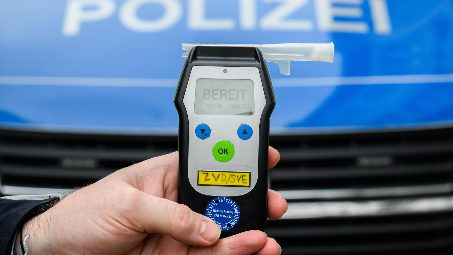 Ein Polizist zeigt einen Alkoholtest (Atemtest), mit dem Verkehrsteilnehmer auf ihre Fahrtüchtigkeit hin überprüft werden können (Symbolbild). Ein Polizist zeigt einen Alkoholtest (Atemtest), mit dem Verkehrsteilnehmer auf ihre Fahrtüchtigkeit hin überprüft werden können (Symbolbild).