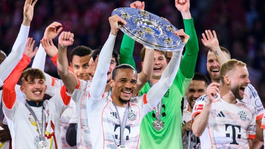 Die Zukunft von Nationalspieler Leroy Sané, hier mit der Meisterschale, ist weiter offen. Die Zukunft von Nationalspieler Leroy Sané, hier mit der Meisterschale, ist weiter offen.