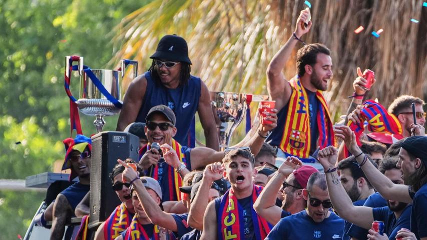 Lassen sich bei der Parade feiern: Barcelonas Meister-Spieler. Lassen sich bei der Parade feiern: Barcelonas Meister-Spieler.