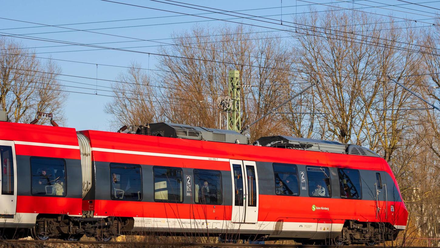 Kurzzeitig standen S-Bahnen und Regionalzüge zwischen Erlangen und Fürth still. (Symbolbild) Kurzzeitig standen S-Bahnen und Regionalzüge zwischen Erlangen und Fürth still. (Symbolbild)