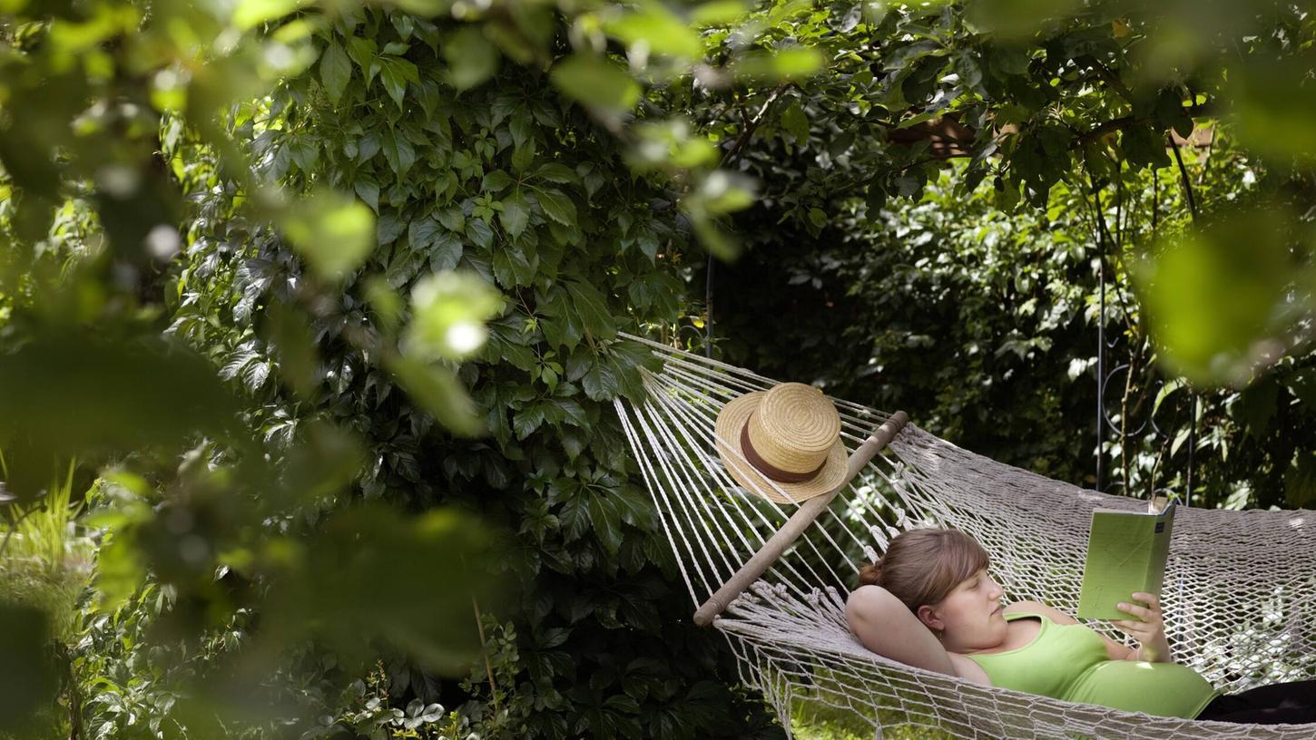 Schönes Wetter und ein gutes Buch. Die perfekte Kombi für ein langes Wochenende. Schönes Wetter und ein gutes Buch. Die perfekte Kombi für ein langes Wochenende.