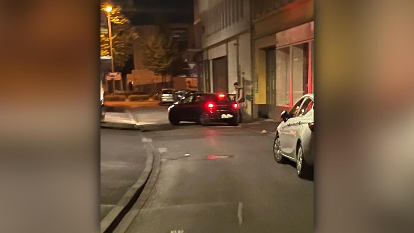 Die Polizei bittet um Hinweise zu diesem Fahrzeug und Mann. Die Polizei bittet um Hinweise zu diesem Fahrzeug und Mann.