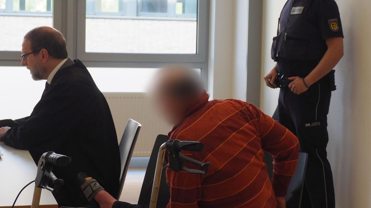 Ein Angeklagter wird wegen versuchten Mordes zu einer Haftstrafe verurteilt. (Archivbild) Ein Angeklagter wird wegen versuchten Mordes zu einer Haftstrafe verurteilt. (Archivbild)