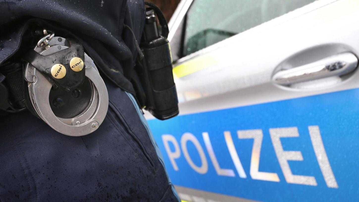 In Berching und Berg versuchten falsche Polizisten Wertgegenstände und Bargeld zu erbeuten. Doch der versuchte Betrug endete mit vier Verhaftungen. (Symbolbild) In Berching und Berg versuchten falsche Polizisten Wertgegenstände und Bargeld zu erbeuten. Doch der versuchte Betrug endete mit vier Verhaftungen. (Symbolbild)