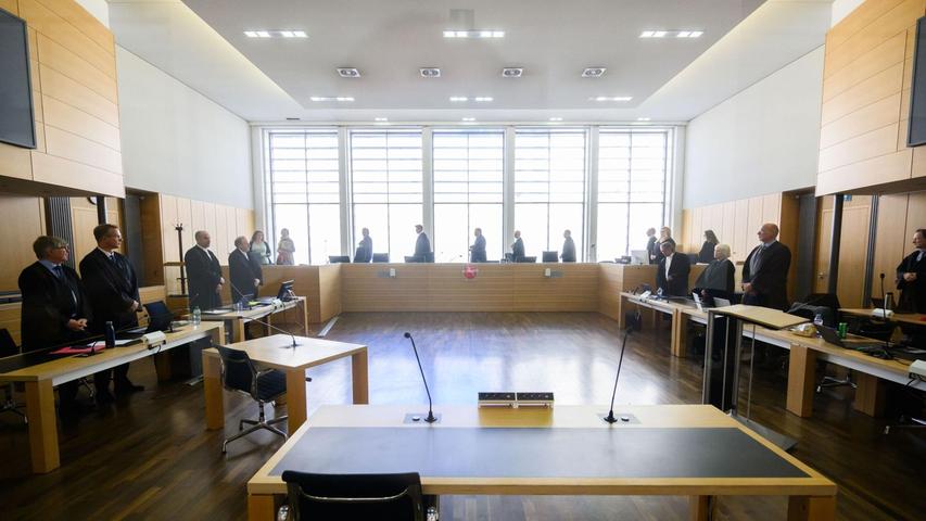 Die Verfahrensbeteiligten im Prozess um den VW-Abgasskandal - bis auf die vier Angeklagten - stehen zu Prozessbeginn im Gerichtssaal im Landgericht Braunschweig. Die Verfahrensbeteiligten im Prozess um den VW-Abgasskandal - bis auf die vier Angeklagten - stehen zu Prozessbeginn im Gerichtssaal im Landgericht Braunschweig.