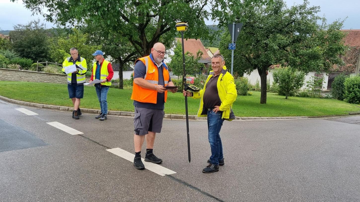 Mitglieder der Genossenschaft legen den Trassenverlauf des Nahwärmenetzes fest und geben diesen zur Weiterbearbeitung an die Firma Enerpipe weiter. Mitglieder der Genossenschaft legen den Trassenverlauf des Nahwärmenetzes fest und geben diesen zur Weiterbearbeitung an die Firma Enerpipe weiter.