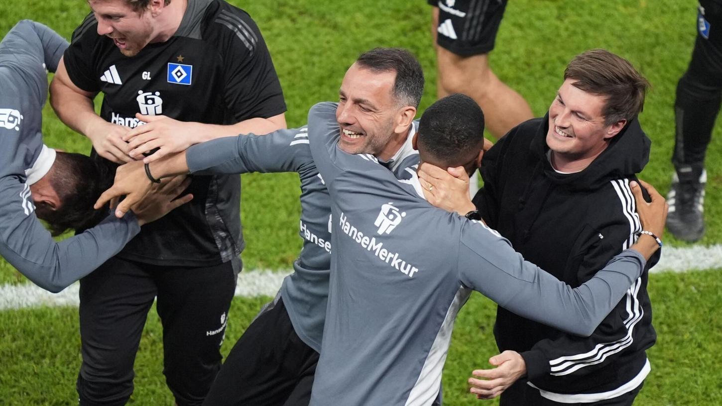 Hamburgs Trainer Merlin Polzin (r) jubelt mit seinem Team kurz vor dem perfekten Aufstieg. Hamburgs Trainer Merlin Polzin (r) jubelt mit seinem Team kurz vor dem perfekten Aufstieg.