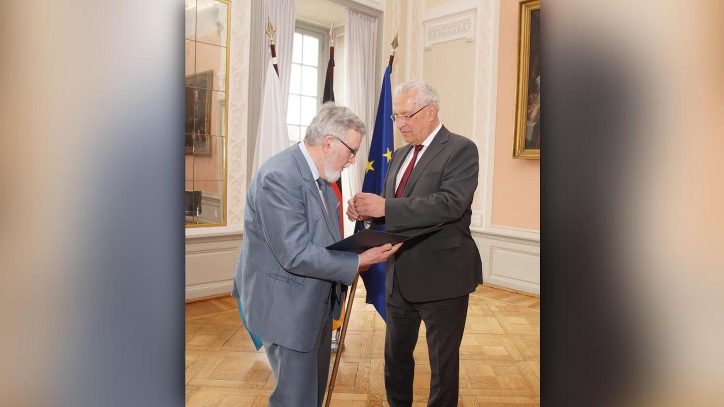 Innenminister Joachim Herrmann überreichte Claus Broser am Freitag das Bundesverdienstkreuz. Innenminister Joachim Herrmann überreichte Claus Broser am Freitag das Bundesverdienstkreuz.