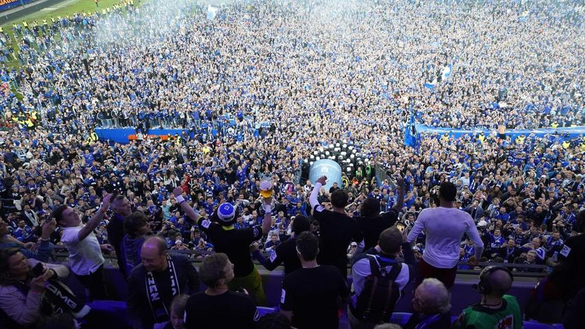 Die Fans des Hamburger SV feiern den Aufstieg in die Bundesliga. Die Fans des Hamburger SV feiern den Aufstieg in die Bundesliga.