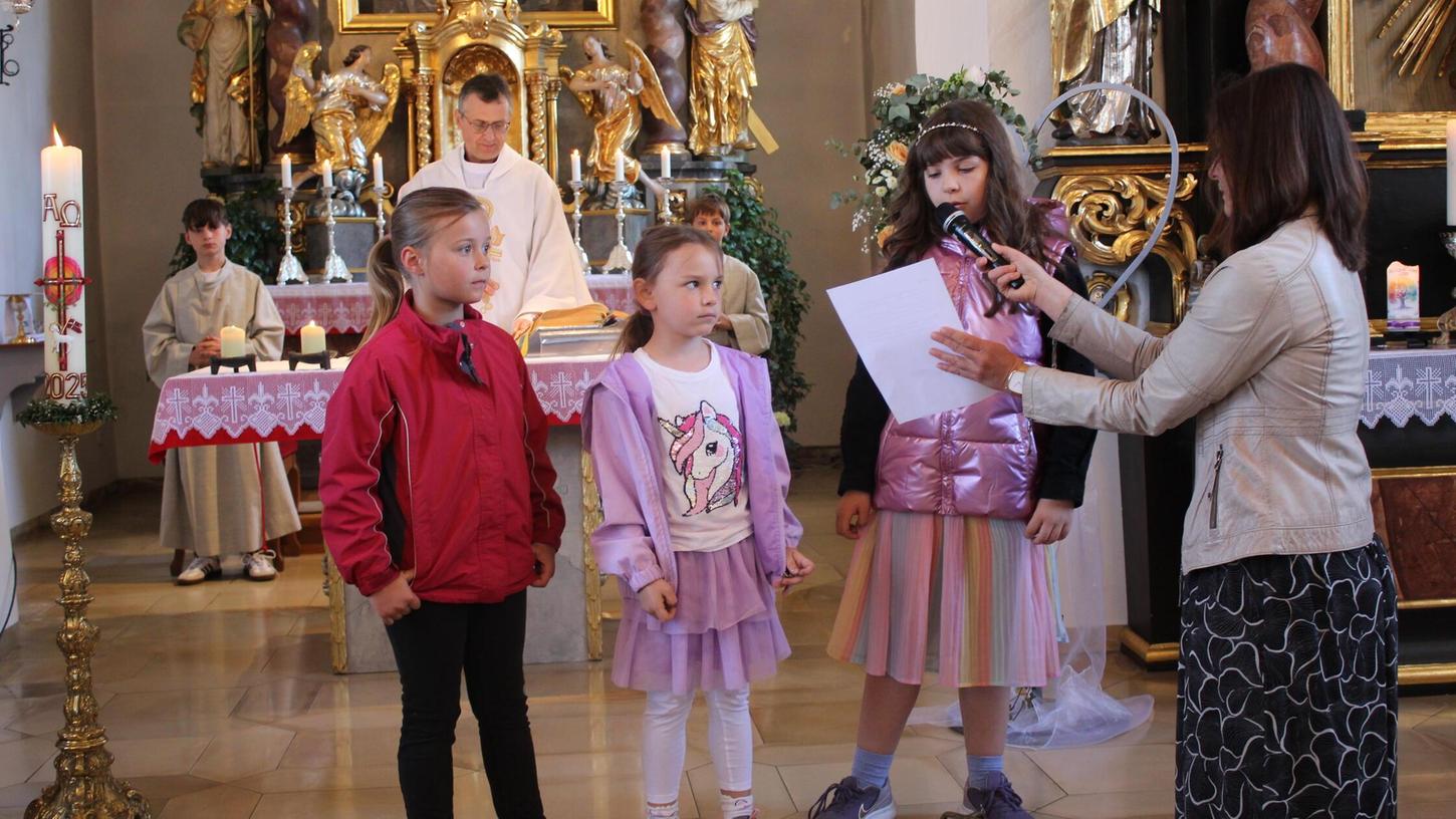 Am Muttertag fand in der Pfarrkirche St. Peter und Paul in Pilsach ein Familiengottesdienst statt, wo Kinder Fürbitten vorbrachten. Am Muttertag fand in der Pfarrkirche St. Peter und Paul in Pilsach ein Familiengottesdienst statt, wo Kinder Fürbitten vorbrachten.
