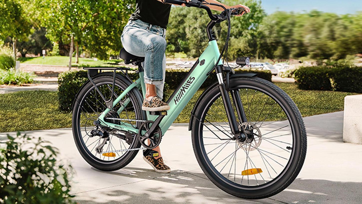 Das E-Bike gibt es in zwei Farben. Es ist mit Lichtanlage und Gepäckträger ausgestattet. Das E-Bike gibt es in zwei Farben. Es ist mit Lichtanlage und Gepäckträger ausgestattet.