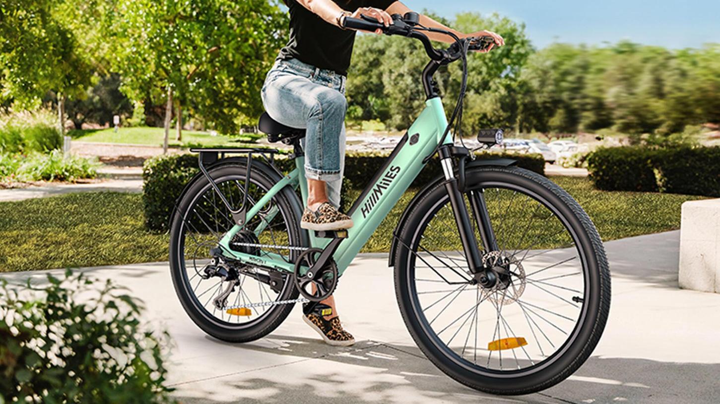 Das straßentaugliche Elektrofahrrad kommt mit Lichtanlage, Schutzbleche und praktischem Gepäckträger. Auch in einer anderen Farbre als Grün lässt sich das E-Bike mit Rabatt vorbestellen. Das straßentaugliche Elektrofahrrad kommt mit Lichtanlage, Schutzbleche und praktischem Gepäckträger. Auch in einer anderen Farbre als Grün lässt sich das E-Bike mit Rabatt vorbestellen.