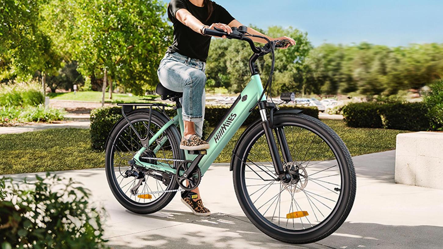 Das straßenzugelassene E-Bike kommt samt Lichtanlage, Schutzbleche und Gepäckträger. Das straßenzugelassene E-Bike kommt samt Lichtanlage, Schutzbleche und Gepäckträger.