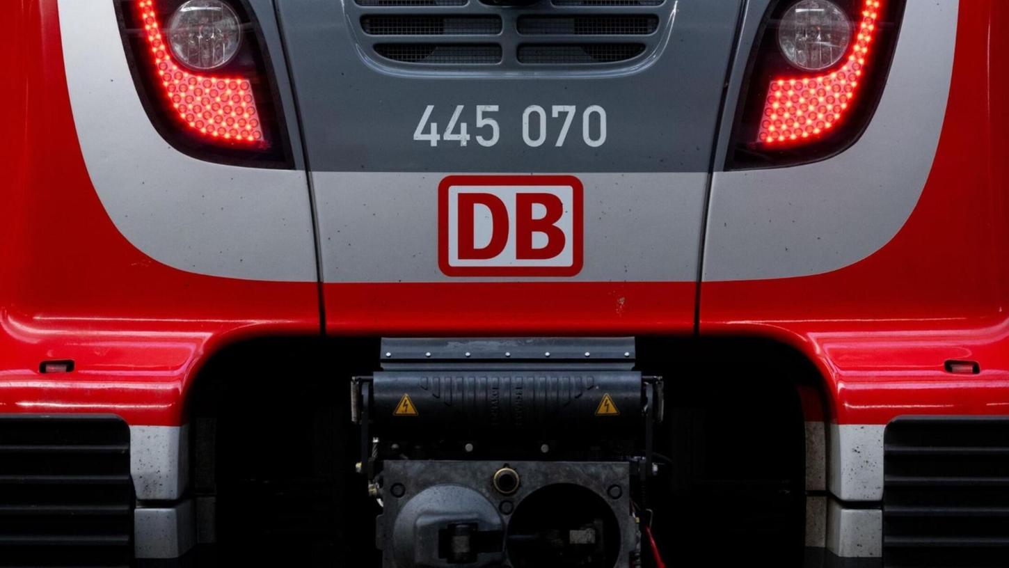 An einem Bahnübergang zwischen Wicklesgreuth und Windsbach sind ein Zug und ein Auto zusammengestoßen. (Symbolbild) An einem Bahnübergang zwischen Wicklesgreuth und Windsbach sind ein Zug und ein Auto zusammengestoßen. (Symbolbild)