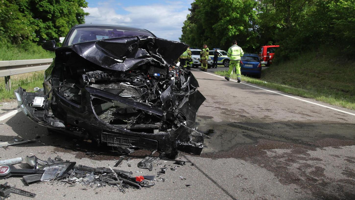 Das Fahrzeug wurde durch die Wucht des Aufpralls in den Gegenverkehr geschoben. Das Fahrzeug wurde durch die Wucht des Aufpralls in den Gegenverkehr geschoben.