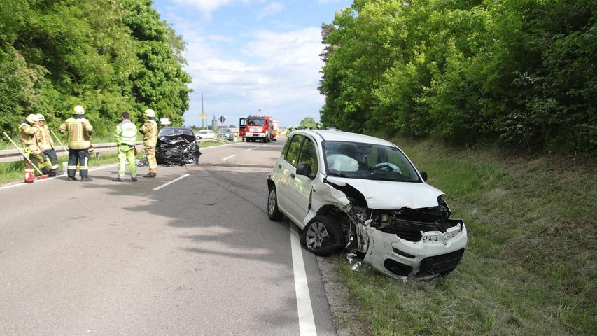 Alle drei Autos wurden bei dem Unfall stark beschädigt. Alle drei Autos wurden bei dem Unfall stark beschädigt.