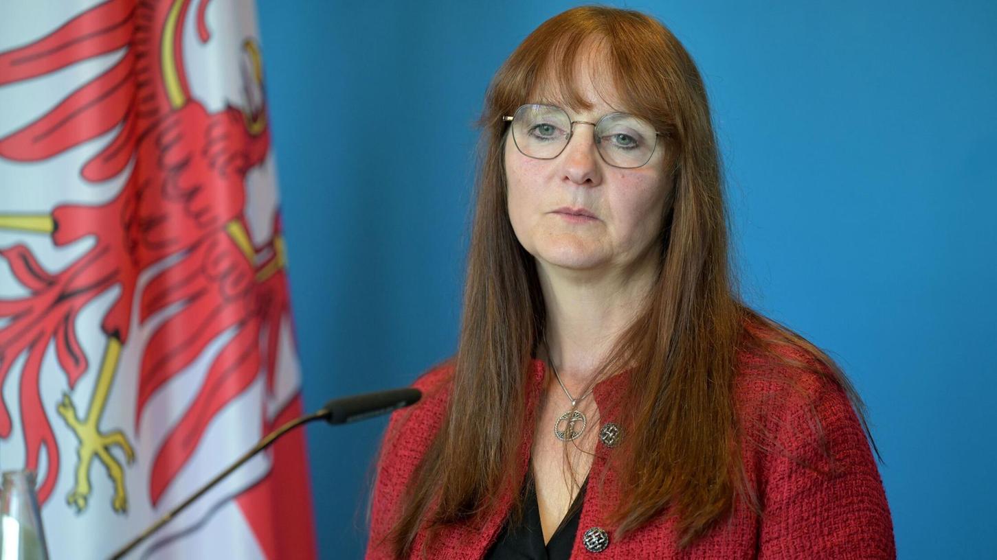 Die SPD-Politikerin Katrin Lange gibt nach tagelangem Streit um die Entlassung des Verfassungsschutzchefs in Brandenburg ihr Amt als Innenministerin auf. Die SPD-Politikerin Katrin Lange gibt nach tagelangem Streit um die Entlassung des Verfassungsschutzchefs in Brandenburg ihr Amt als Innenministerin auf.