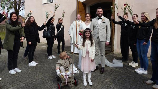 Vor zehn Jahren - auf der Fußball-Stadtmeisterschaft in Freystadt - hat es zwischen Anna-Lena Stigler und Fabian Seitz gefunkt. Heuer krönten sie ihre Liebe mit einer Hochzeit in der Möninger Pfarrkirche „Sankt Willibald“. Neben Familie und Freunde, die ein Spalier für die frisch Vermählten bildeten, war auch ihre 22 Monate alte Tochter Amelie mit dabei. Die Brautleute beschlossen ihren Ehrentag mit einer großen Feier im Gasthaus Sammüller in Neumarkt.