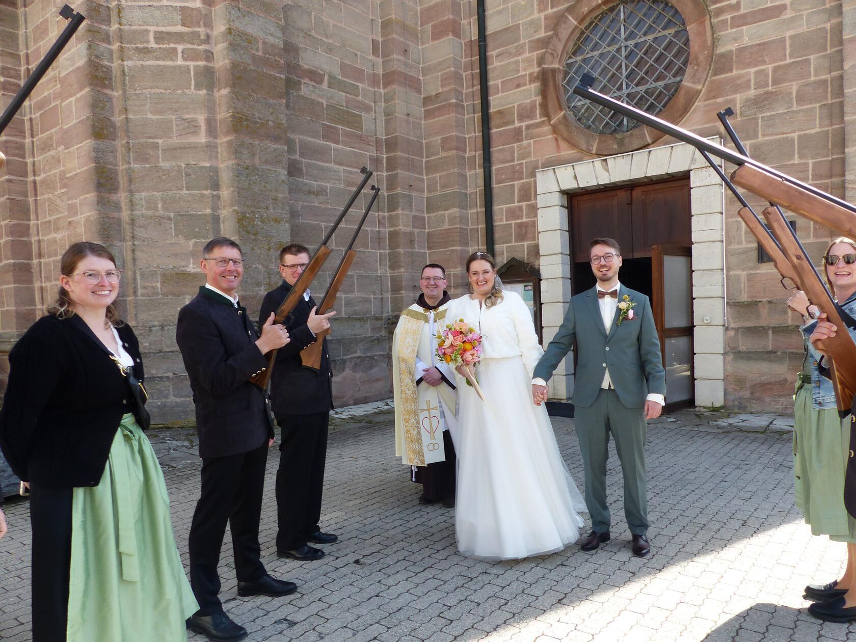 Als sich Thomas Lerzer aus Freystadt und Tamara Fösel aus der Nähe von Bamberg beim Mathematikstudium 2011 in Bayreuth kennengelernt haben, wussten sie noch nicht, dass es eine Schicksalsbegegnung für ihr ganzes Leben werden sollte. Aus Freundschaft ist im Lauf der Zeit Liebe geworden, sodass sie ihren Weg seit neun Jahren gemeinsam gehen. Nun haben sie ihre Beziehung mit dem Eheversprechen in der Wallfahrtskirche „Maria Hilf“ in Freystadt gekrönt..