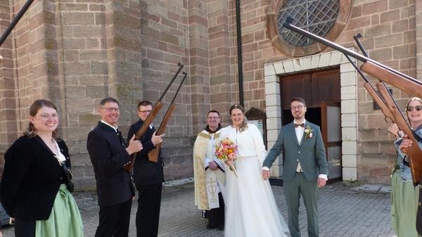 Als sich Thomas Lerzer aus Freystadt und Tamara Fösel aus der Nähe von Bamberg beim Mathematikstudium 2011 in Bayreuth kennengelernt haben, wussten sie noch nicht, dass es eine Schicksalsbegegnung für ihr ganzes Leben werden sollte. Aus Freundschaft ist im Lauf der Zeit Liebe geworden, sodass sie ihren Weg seit neun Jahren gemeinsam gehen. Nun haben sie ihre Beziehung mit dem Eheversprechen in der Wallfahrtskirche „Maria Hilf“ in Freystadt gekrönt..