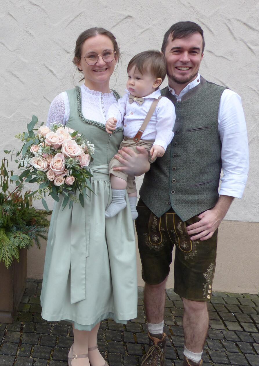 Als sich Jasmin Hauser aus Mühlhausen und Andreas Pröpster aus Berngau bei einem Fest bei gemeinsamen Freunden begegneten, ahnten sie nicht, dass es fürs Leben sein würde. Doch schon beim ersten Gespräch fanden sie sich sympathisch und im Lauf der Zeit wurde daraus die große Liebe, die beide nun am Tag der Verliebten und Liebenden, am Valentinstag, mit dem Ja-Wort gekrönt haben. Im Beisein der Familien traute sie Standesbeamter Josef Meier von der Verwaltungsgemeinschaft Neumarkt im Standesamt in Sengenthal. Im Anschluss luden die Krankenschwester und der Informatiker die Hochzeitsgesellschaft in den Roten Ochsen nach Möning zum gemeinsamen Feiern ein.