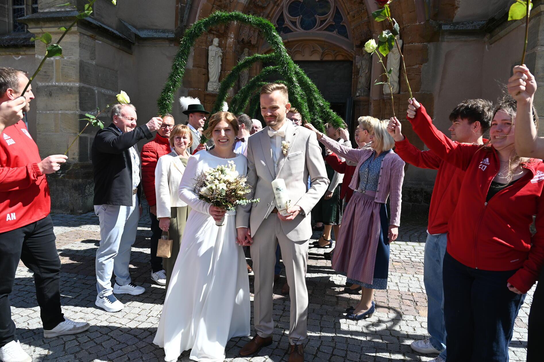 Matthias König und Katharina, geborene Gabsch, gaben in einem festlichen Rahmen in der Stadtpfarrkirche vor Verwandten, Freunden und Bekannten das „Ja-Wort“ und traten so einen langen gemeinsamen Lebensweg an. Der Bräutigam arbeitet im Familienbetrieb Sport König, die Braut ist als Sachbearbeiterin bei der Agentur für Arbeit tätig. Während Matthias König in seiner Freizeit seit frühester Jugend beim BSC Woffenbach im zentralen Mittelfeld kickt, zeigt Katharina König seit Jahren ihre Talente im Trachtenverein Almenrausch und in der Kolping-Theatergruppe in Neumarkt.