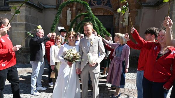 Matthias König und Katharina, geborene Gabsch, gaben in einem festlichen Rahmen in der Stadtpfarrkirche vor Verwandten, Freunden und Bekannten das „Ja-Wort“ und traten so einen langen gemeinsamen Lebensweg an. Der Bräutigam arbeitet im Familienbetrieb Sport König, die Braut ist als Sachbearbeiterin bei der Agentur für Arbeit tätig. Während Matthias König in seiner Freizeit seit frühester Jugend beim BSC Woffenbach im zentralen Mittelfeld kickt, zeigt Katharina König seit Jahren ihre Talente im Trachtenverein Almenrausch und in der Kolping-Theatergruppe in Neumarkt.