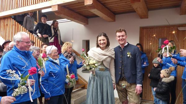 Mit einem langen Spalier wurden Walburga Regensburger aus dem Freystädter Ortsteil Höfen und Philipp Hollweck aus Thann (Stadt Berching) nach der Trauung empfangen. Kennengelernt haben sich die beiden 23-Jährigen schon vor zehn Jahren an der Realschule in Berching und pflegten seither eine gute Freundschaft. Vor über vier Jahren waren sie wieder einmal gemeinsam auf einem Grillfest bei Freunden eingeladen und stellten fest: „Da ist viel mehr“. Es wurde Liebe, die sie nun mit dem Eheversprechen gekrönt haben.