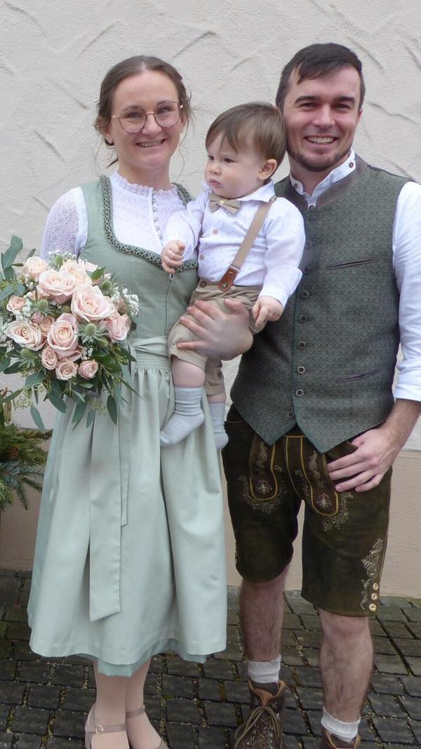 Als sich Jasmin Hauser aus Mühlhausen und Andreas Pröpster aus Berngau bei einem Fest bei gemeinsamen Freunden begegneten, ahnten sie nicht, dass es fürs Leben sein würde. Doch schon beim ersten Gespräch fanden sie sich sympathisch und im Lauf der Zeit wurde daraus die große Liebe, die beide nun am Tag der Verliebten und Liebenden, am Valentinstag, mit dem Ja-Wort gekrönt haben. Im Beisein der Familien traute sie Standesbeamter Josef Meier von der Verwaltungsgemeinschaft Neumarkt im Standesamt in Sengenthal. Im Anschluss luden die Krankenschwester und der Informatiker die Hochzeitsgesellschaft in den Roten Ochsen nach Möning zum gemeinsamen Feiern ein.